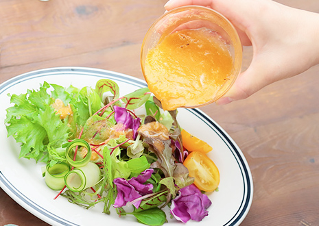 本製品「朱い醤油」はJAやつしろのトマトピューレを使用しています。